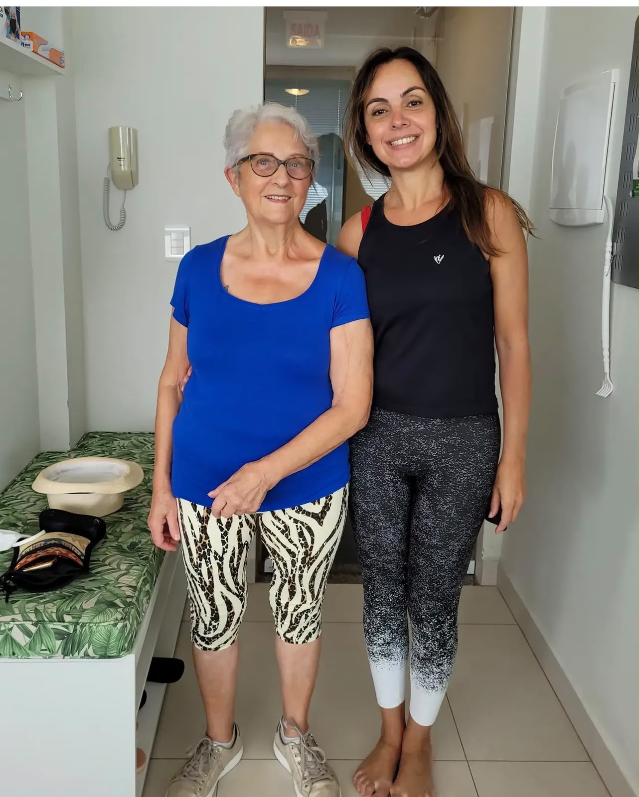 Fernanda Machado com aluna, envelhecer com autonomia e dignidade