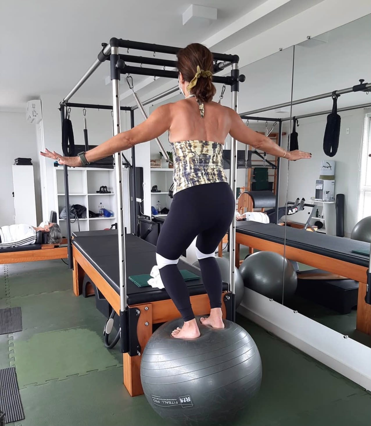 Exercício de equilíbrio no Cadillac com bola suíça